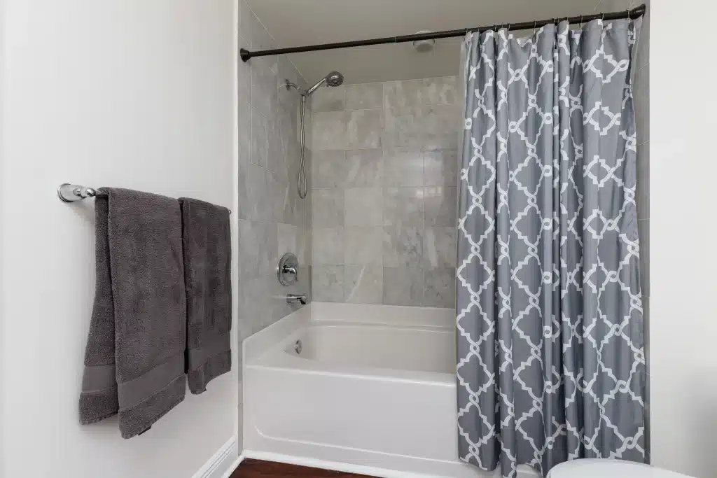 Une petite salle de bains avec baignoire