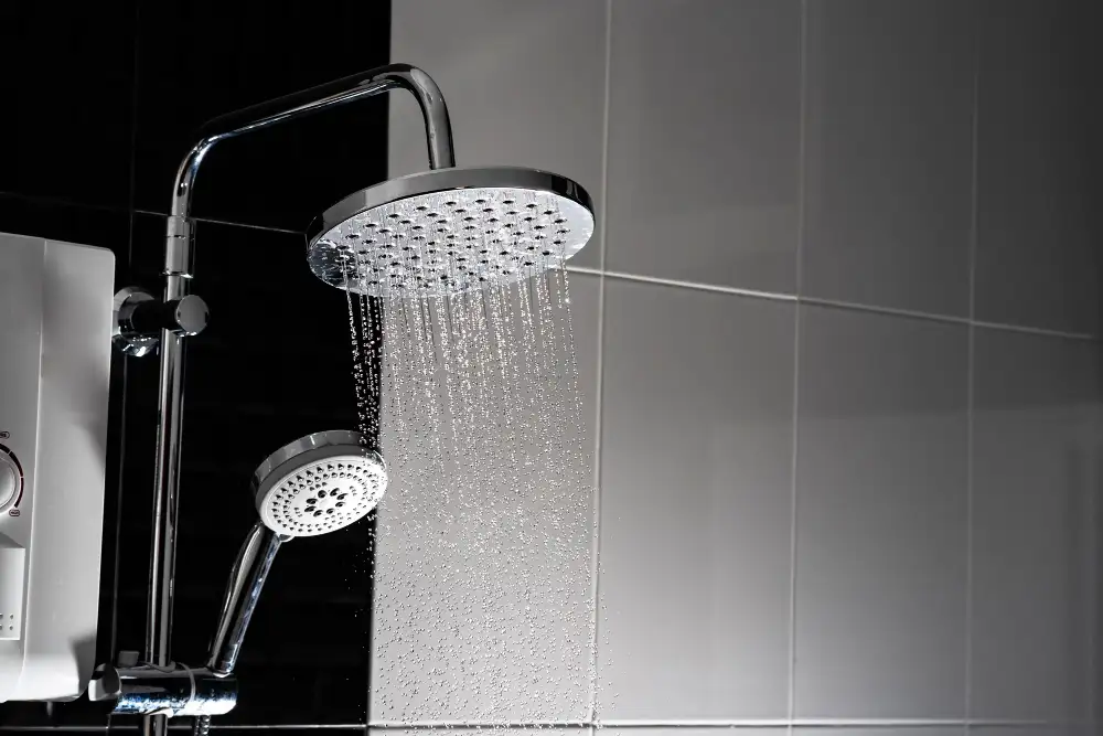 Douche avec un débit d’eau réduit illustrant une pression d'eau insuffisante. Découvrez les causes et solutions pour retrouver un jet optimal