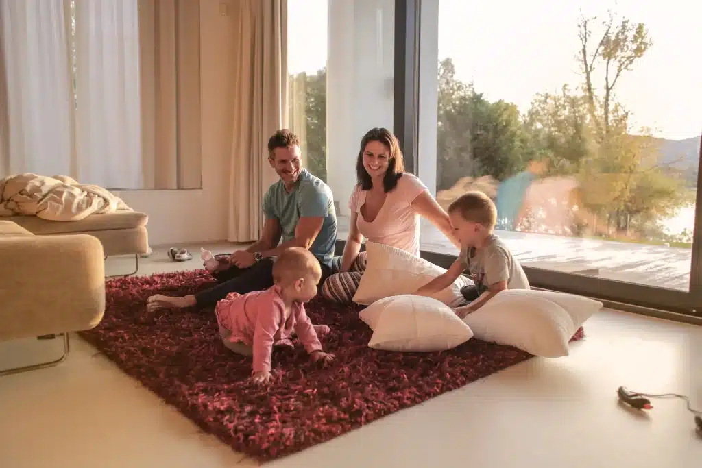 Une famille dans un Airbnb