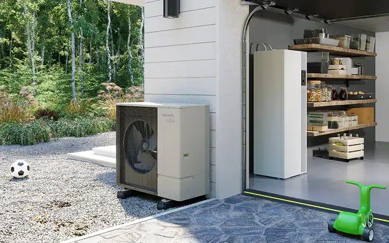 Pompe à chaleur Atlantic dans une allée de garage